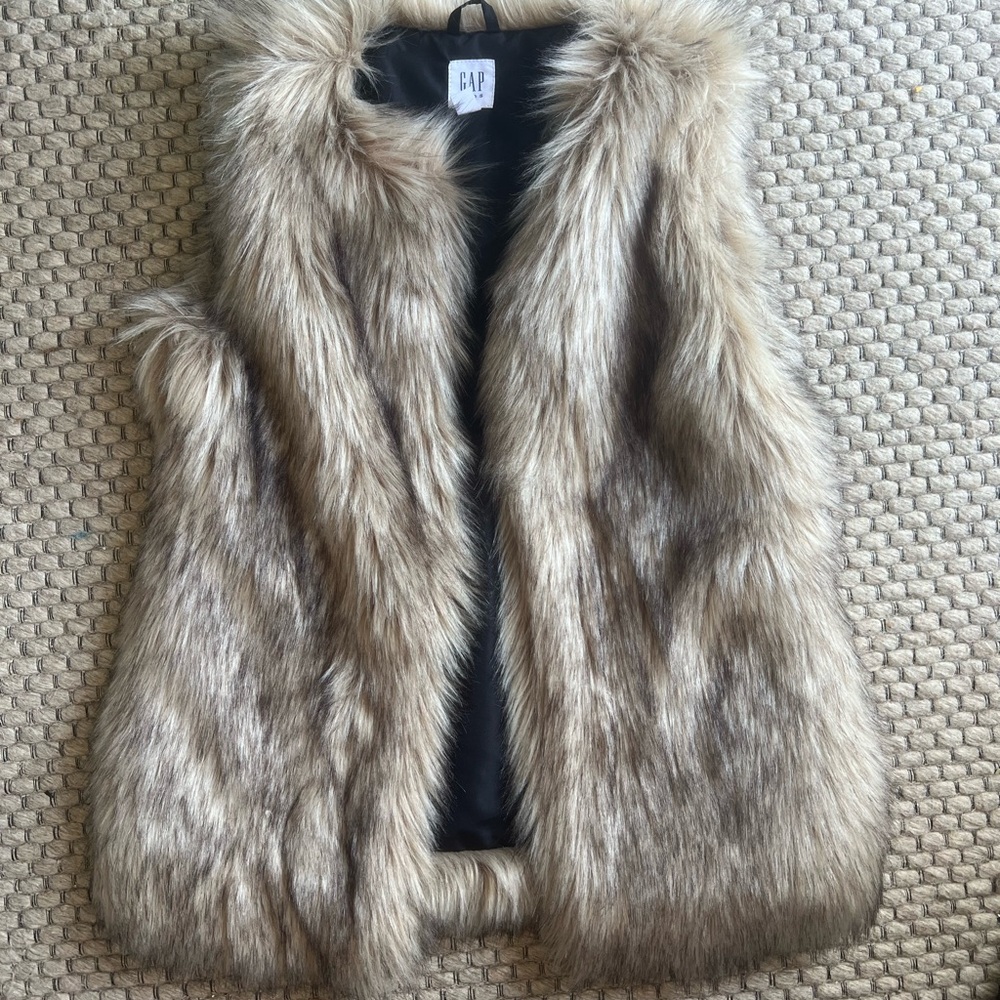 GAP Kids Faux Fur Vest in Cream and brown xl